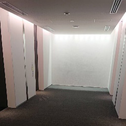 バリアフリーのエレベーターホールの写真